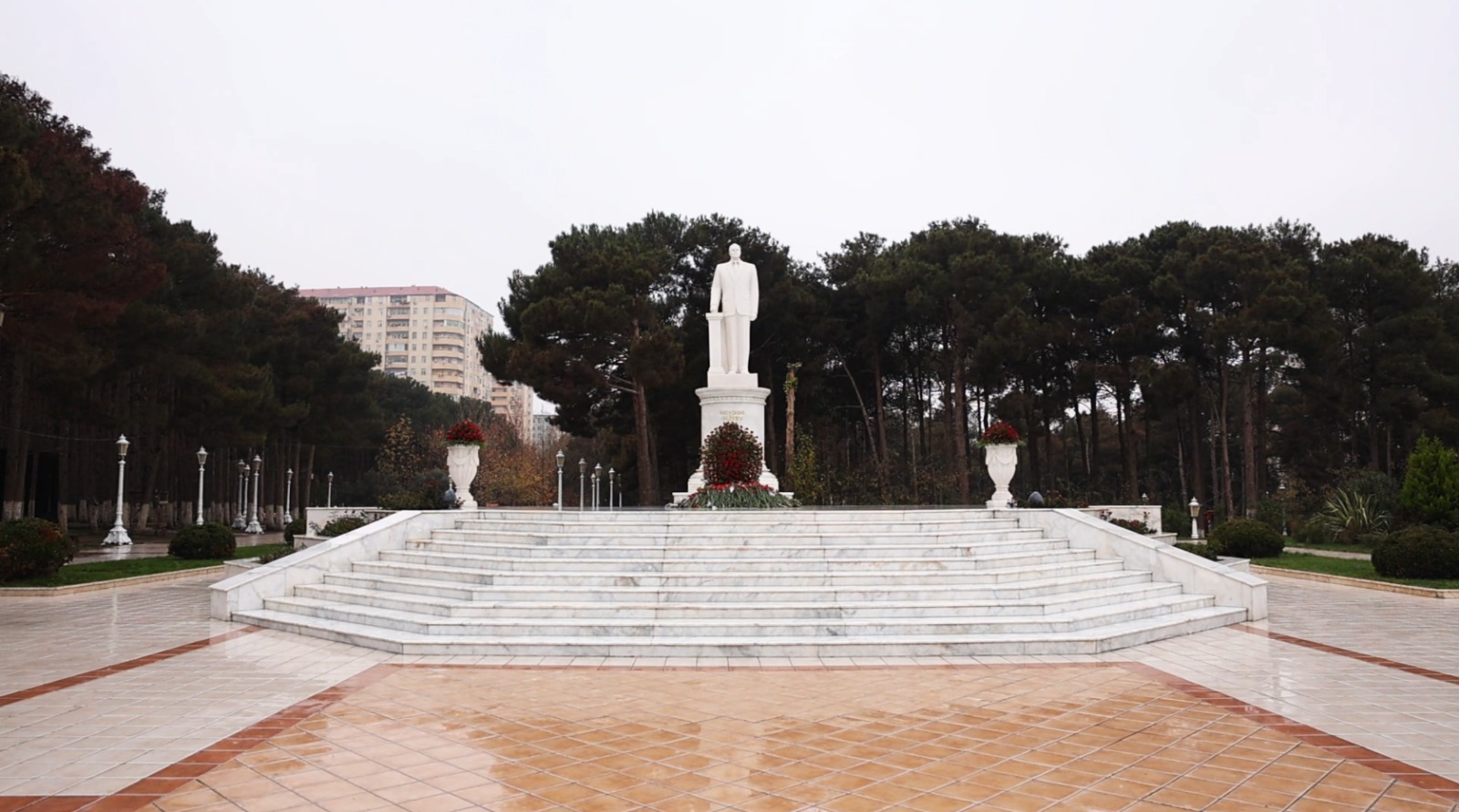 Səhliyalı şirkətinin rəhbərliyi Ulu Öndərin abidəsini ziyarət edib